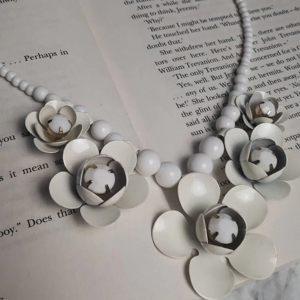 White‎ Floral Statement Necklace